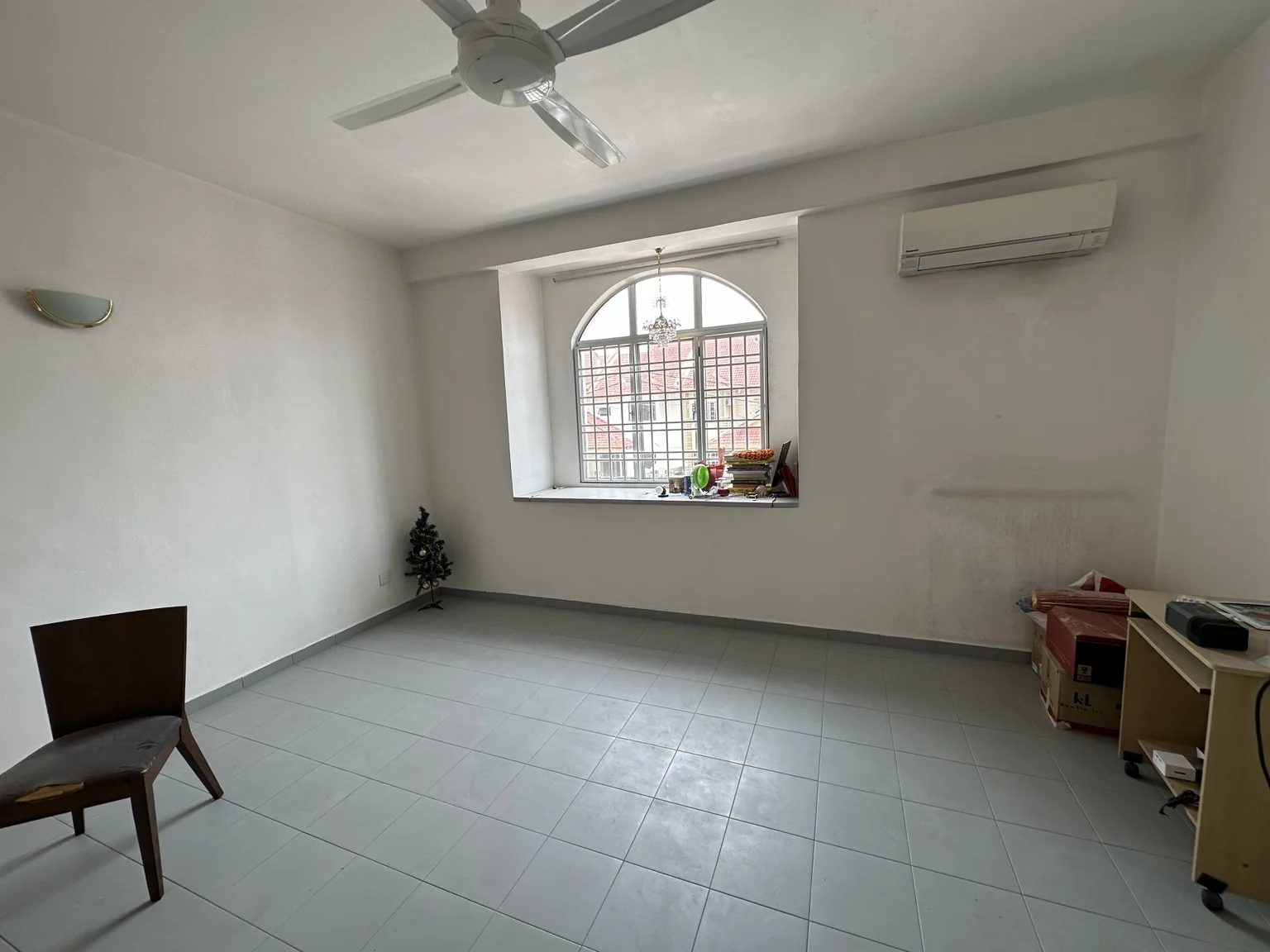Bright upstairs room with arched window